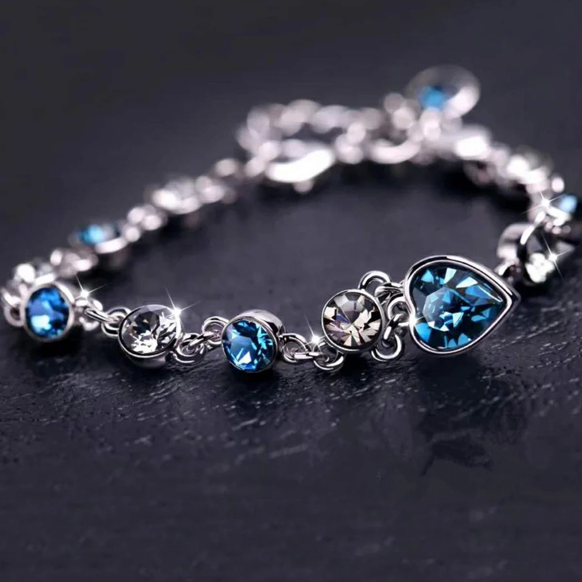 Bracelet porte-bonheur argenté pour femme, en cristal bleu